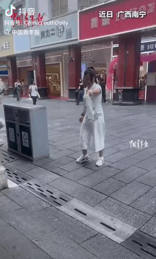 那天下午四点多，南宁城中村的巷子里闷热得像蒸笼。一只大老鼠突然蹿进服装店，在地板