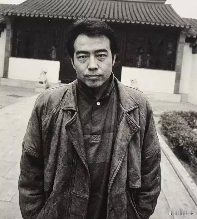 看到这张80年代的老照片才发现，年轻时的陈凯歌完全是当年文艺圈里的“实力派型男”