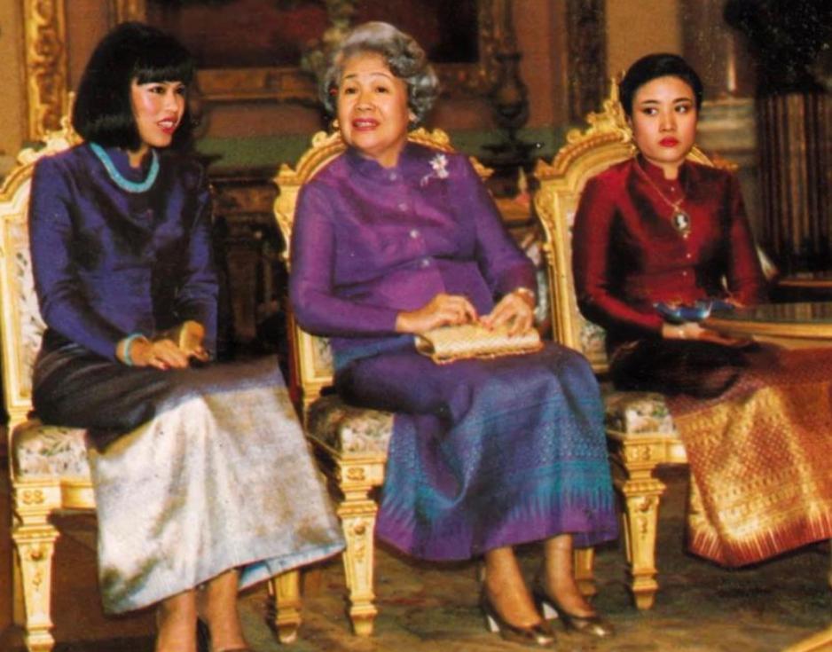 颂妃挺不错的，端庄大气，苗条时淑女，胖时显富贵。泰王太花心了，他的女人如衣服，想