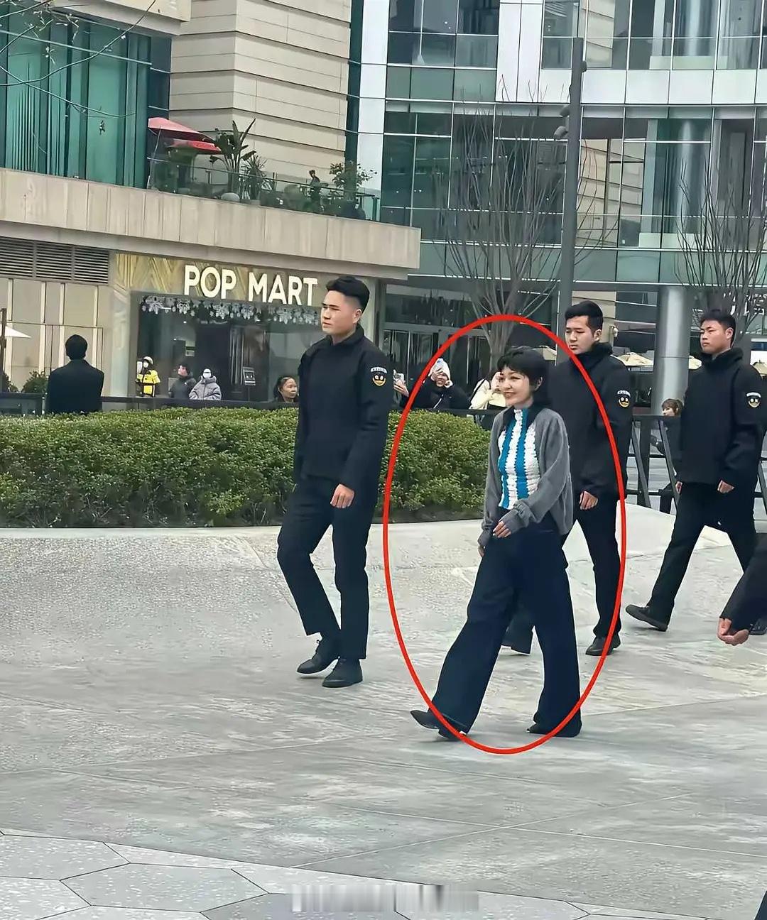 郭采洁出行被偶遇，好多保安围着她显得小小一只啊 