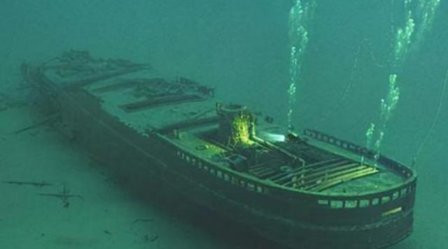 1946年，美国一潜水专家到鄱阳湖打捞日本人的沉船，谁知湖底突然涌起漩涡，将其卷