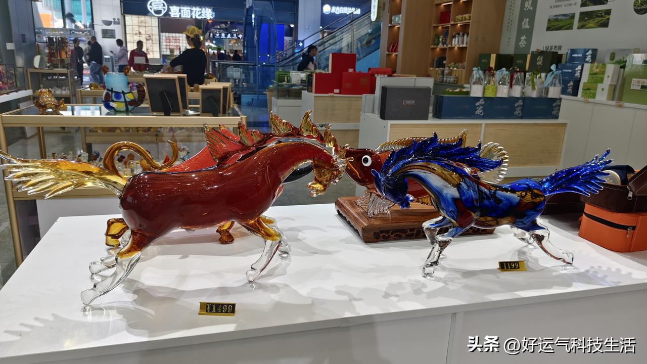 从青岛乘坐大巴去连云港，中途停靠日照服务区，偶然撞见一柜台琉璃摆件，一下子就挪不