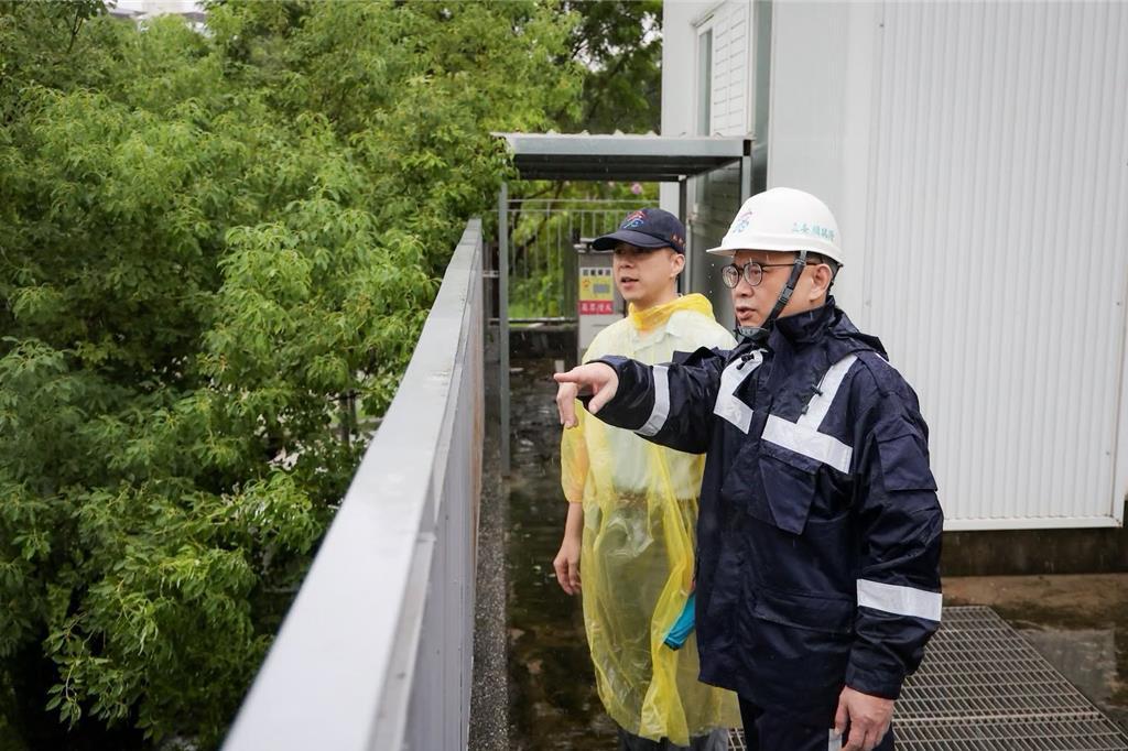 蓝酸昨神隐一整天“也没蹭陈其迈” 赖瑞隆今晒勘灾照反击
连日豪雨狂炸高雄，多地传