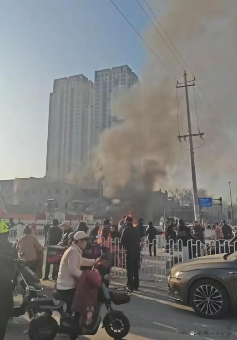 今天早上7点55分左右，燕郊小张各庄村这边有一栋小楼爆炸，我的店铺就在这附近，今