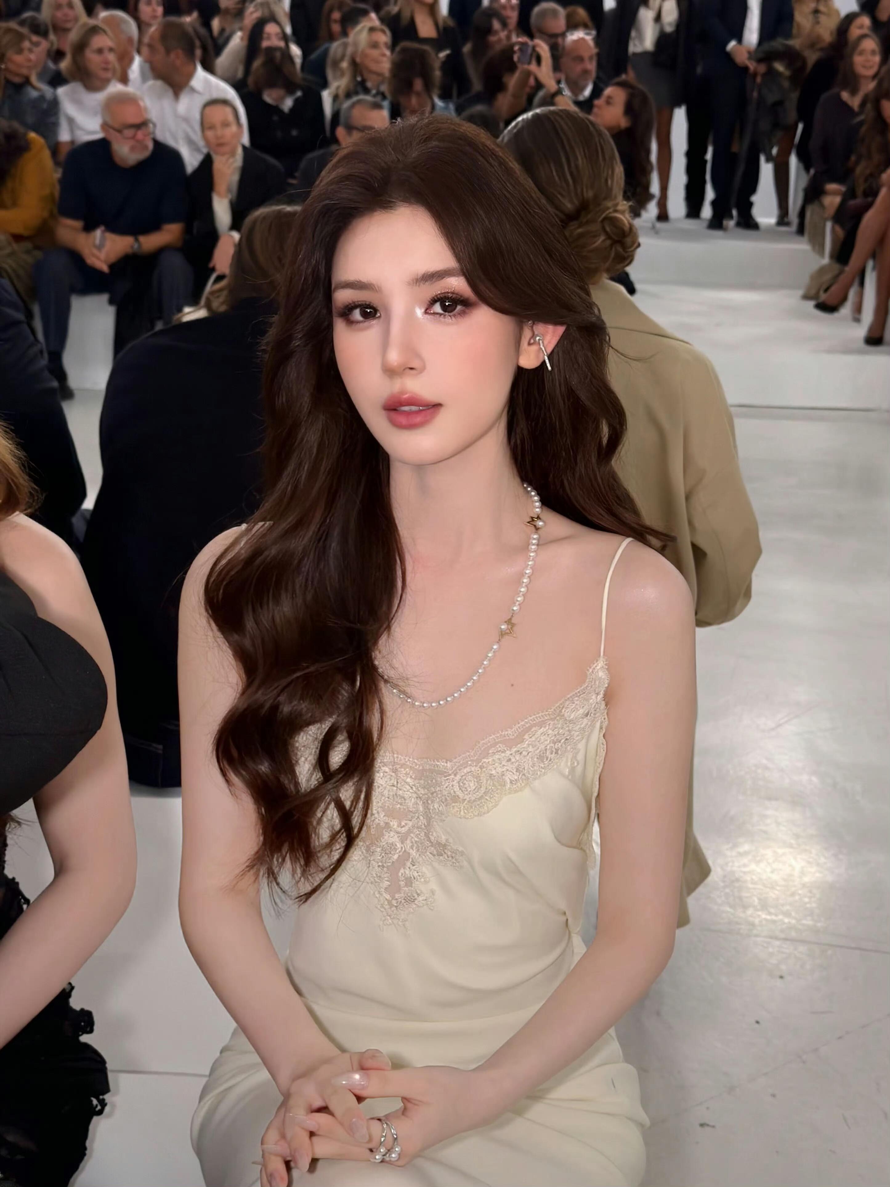 根本没注意到穿了这么素的一条裙子视线都聚集在极艳的脸蛋上 ​​​