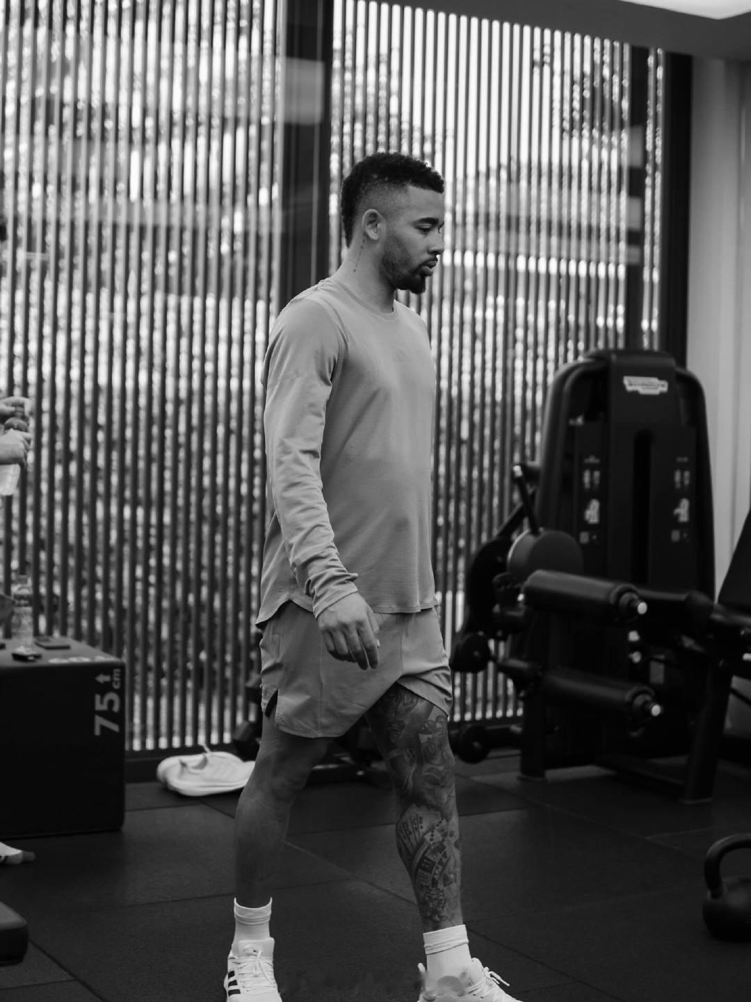 意媒《慢镜头》透露，热苏斯很可能冬窗离开阿森纳，米兰和尤文对其感兴趣 金秋观赛季