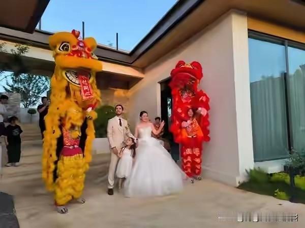 一武汉姑下嫁法国人，敲锣打鼓，有这么热闹吗？

4月25日，80后武汉姑娘侯嫚与