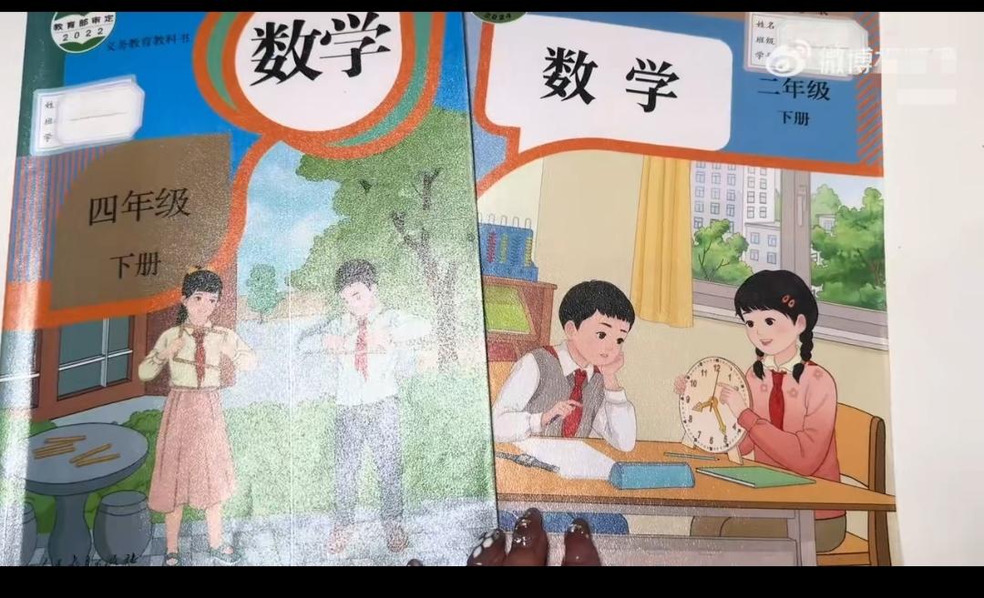 家长发现二年级弟弟跟四年级姐姐的数学题一模一样，这又是怎么回事？二年级会做这么难