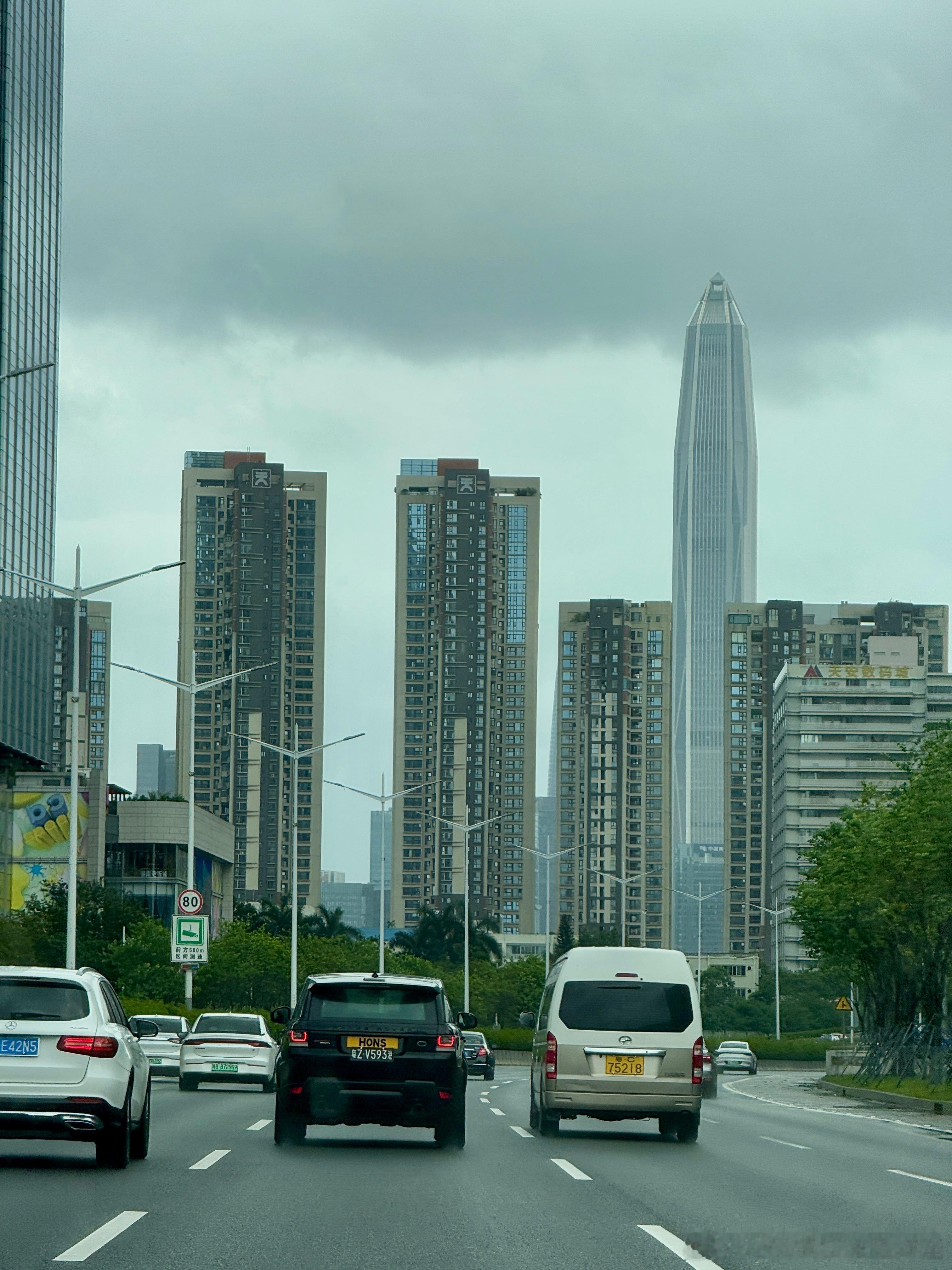 台风天适合在阳台发呆  ​​​