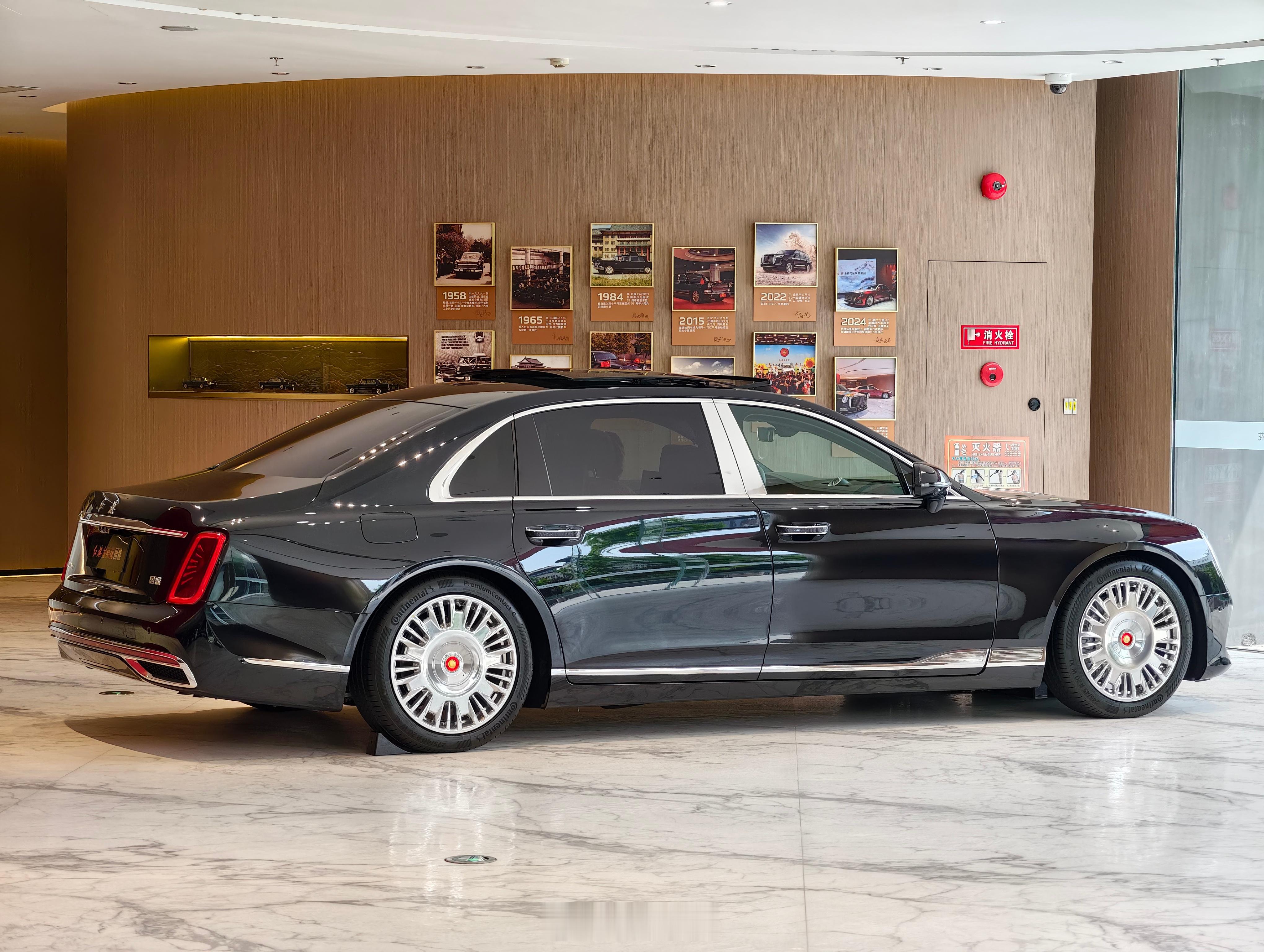 王府井东方新天地的红旗金葵花店里，展车只剩下三台国雅了据说国礼、国耀都被运到20