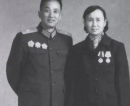 1947年，一位解放军师长大腿根部中弹住院，19岁女护士来换药，他竟涨红了脸吼道