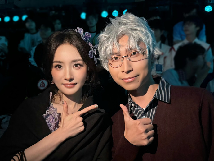 杨幂忙着合照一觉醒来杨幂成打卡点了 一觉醒来杨幂成打卡点了，杨幂忙着合照！可我啥