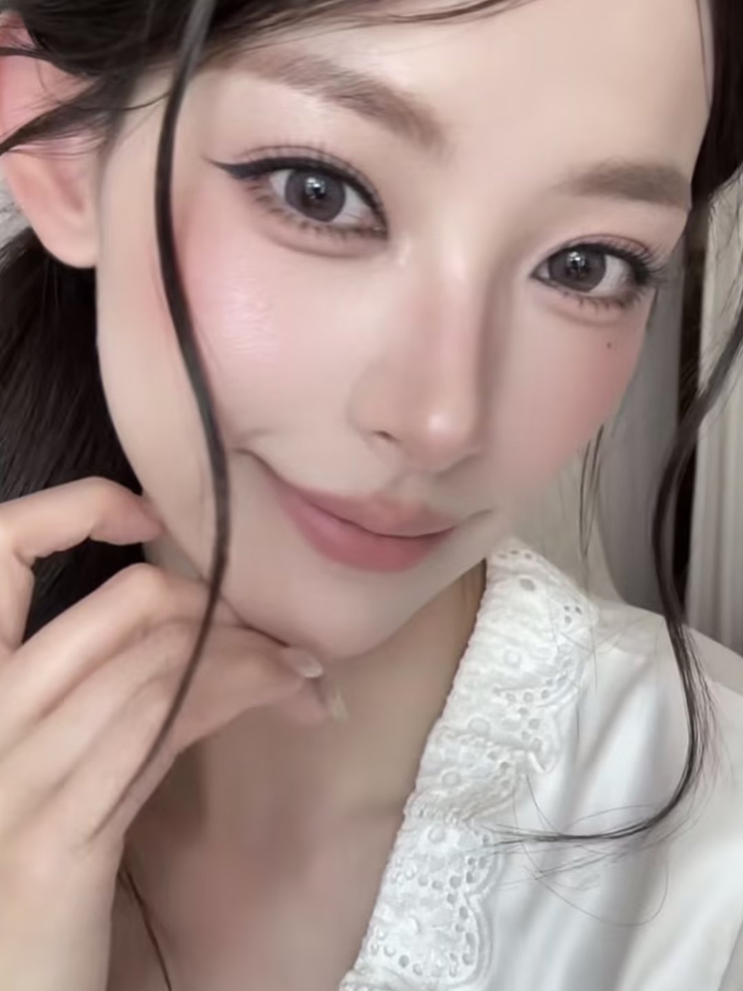 妆容升级记，日常到迷人，腮红氛围感十足，淡粉调轻扫苹果肌，元气减龄，上色均匀自然