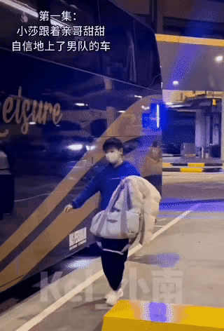 二集视频：
莎莎到达新加坡
坐上了男乒的车
跟着甜甜哥哥
祝她幸福多多
一路高歌