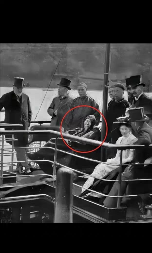 穿帽衫的就是李鸿章