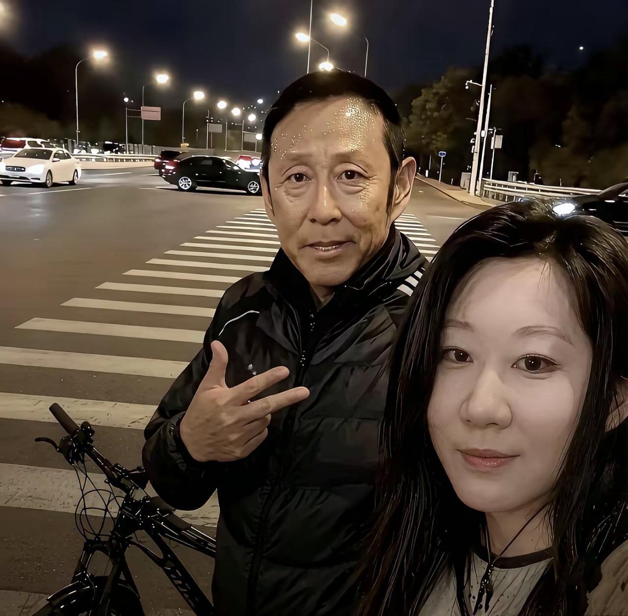 我记得是八几年的《大众电视》那本杂志上登的，陈道明拍电视剧《末代皇帝》的时候，陈
