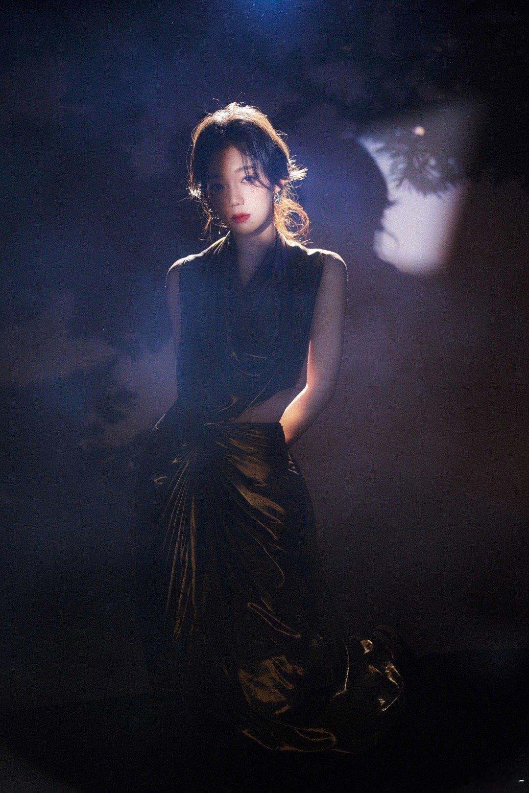 希林娜依高月光神女把“破碎感”和“神女感”焊在身上！鎏金裙沾着月光，烛火映着柔雾