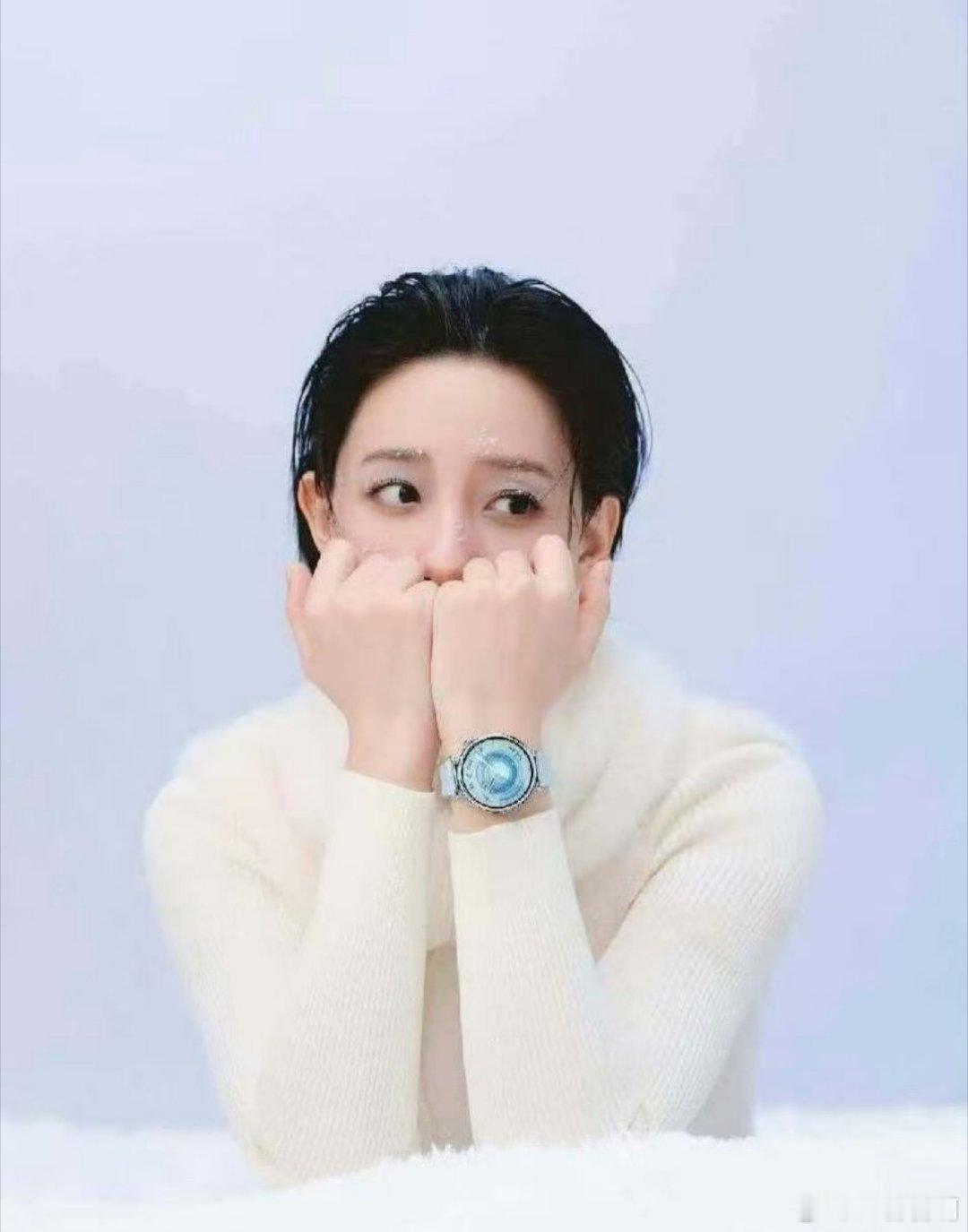 下雪天一定要做的妆造  下雪天妆容焊死清冷挂！低饱和冰雪蓝眼妆铺满眼窝，缀上细碎