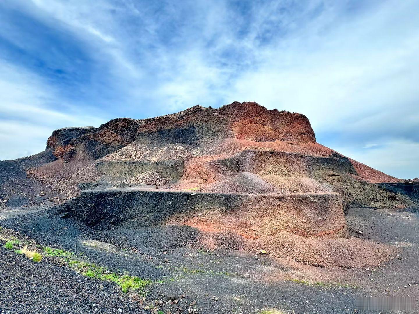 今天去了乌兰哈达火山群，打卡了三号、五号、六号火山。草原让人看见辽阔，火山让人看