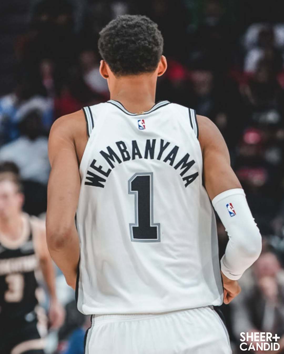 我的看法是文班没有回法国，目前全是猜测没有实据，而且联盟现在不允许在伤病报告撒谎