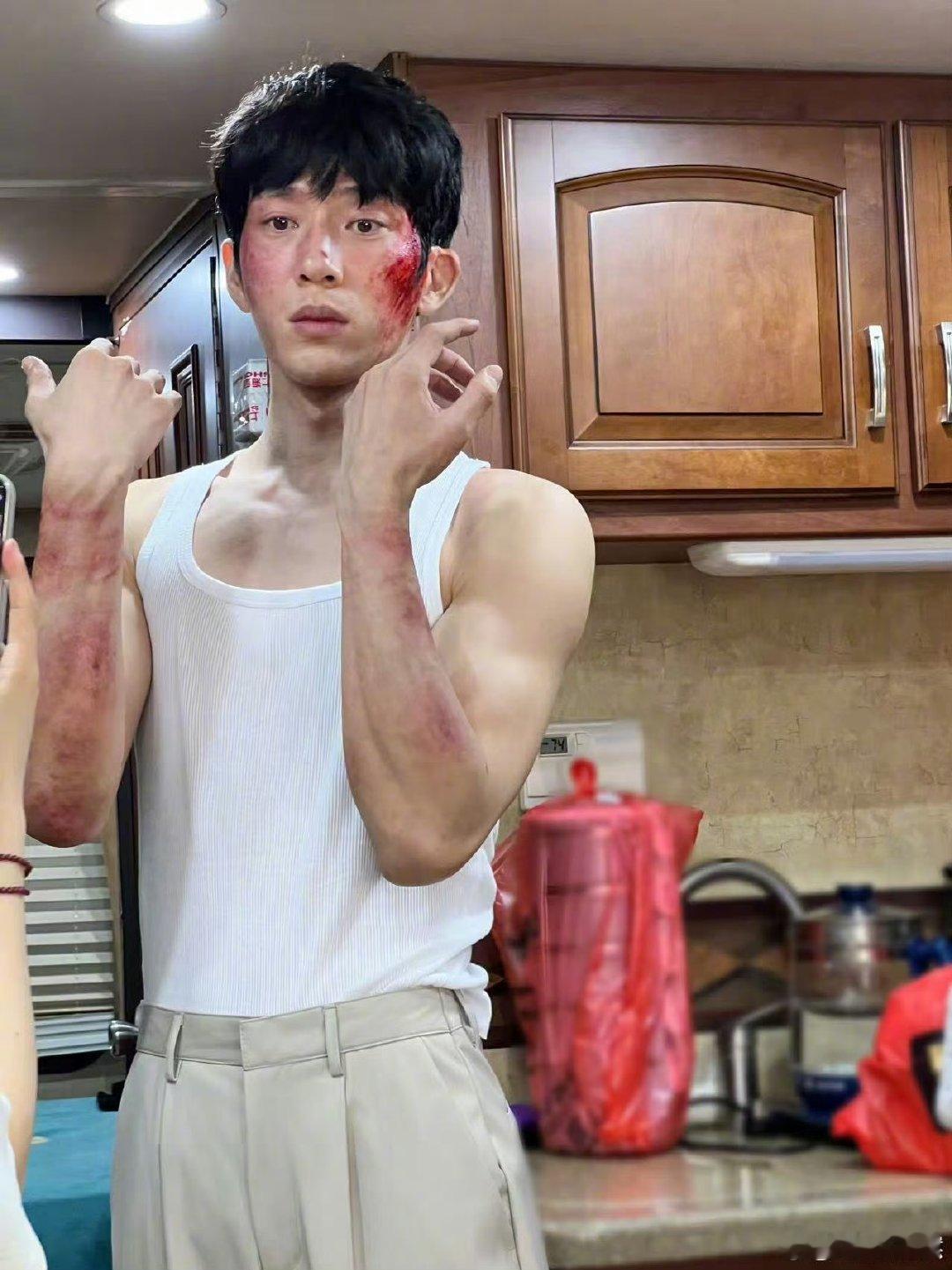 井柏然怎么又开始演技大赏了井柏然江寒声脆弱版井柏然再度贡献封神演技，江寒声委屈又