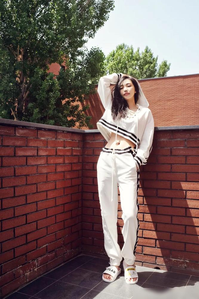 晶女郎童菲，当年手握26亿票房，周润发都认她做干女儿，如今35岁，竟然悄无声息在