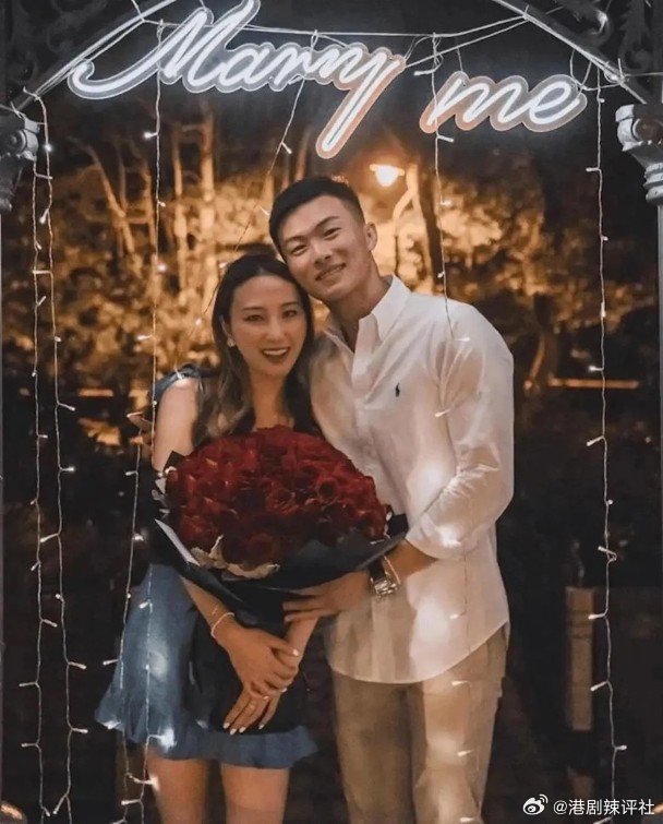 賭王千金何超雲與圈外男友Douglas訂婚多年一直未完婚，最近更爆出「分訊」，疑