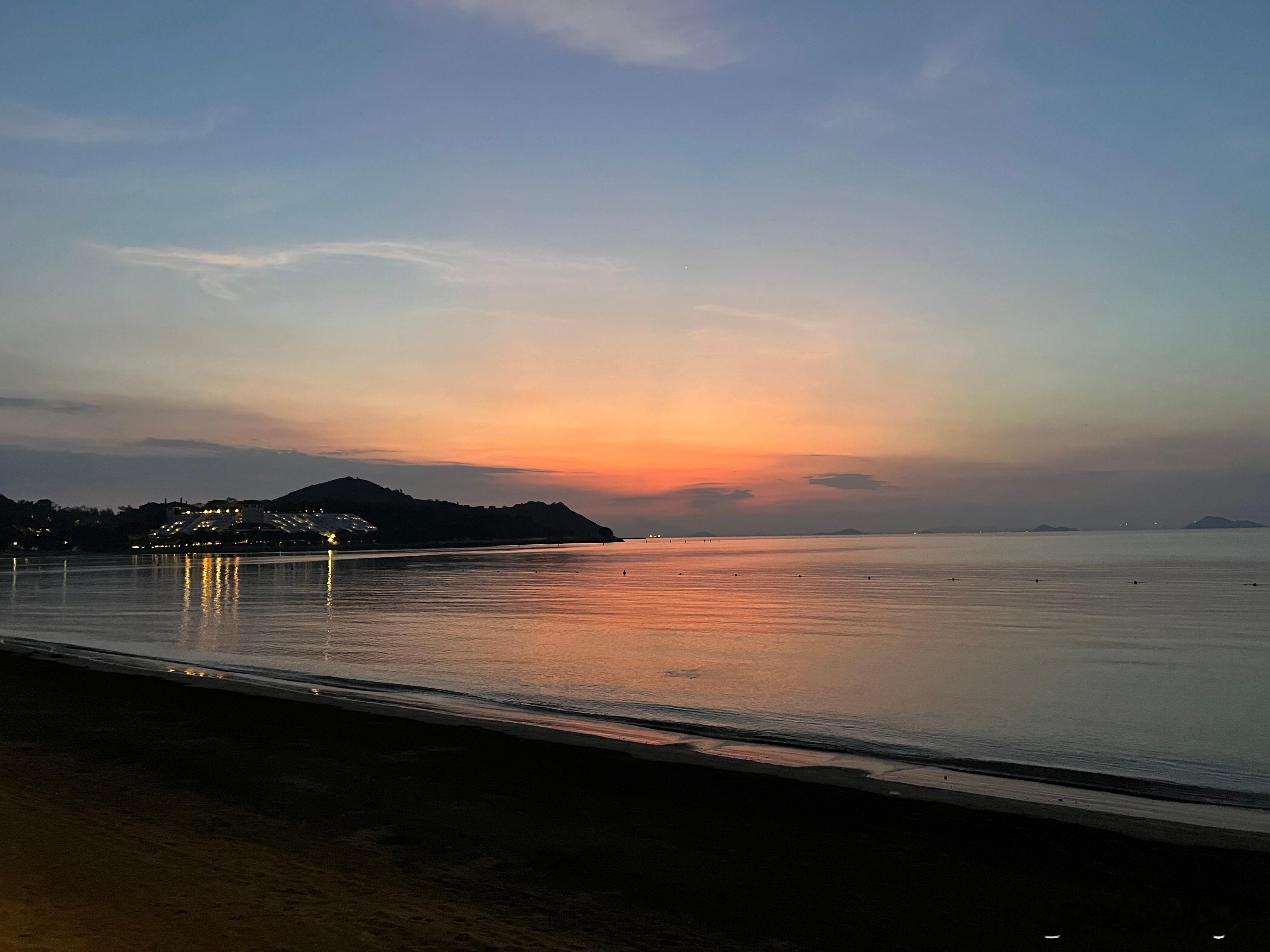 在澳门上学期间最喜欢的活动看烟花 看日出 坐巴士“运转”其中当以看黑沙日出为最爱