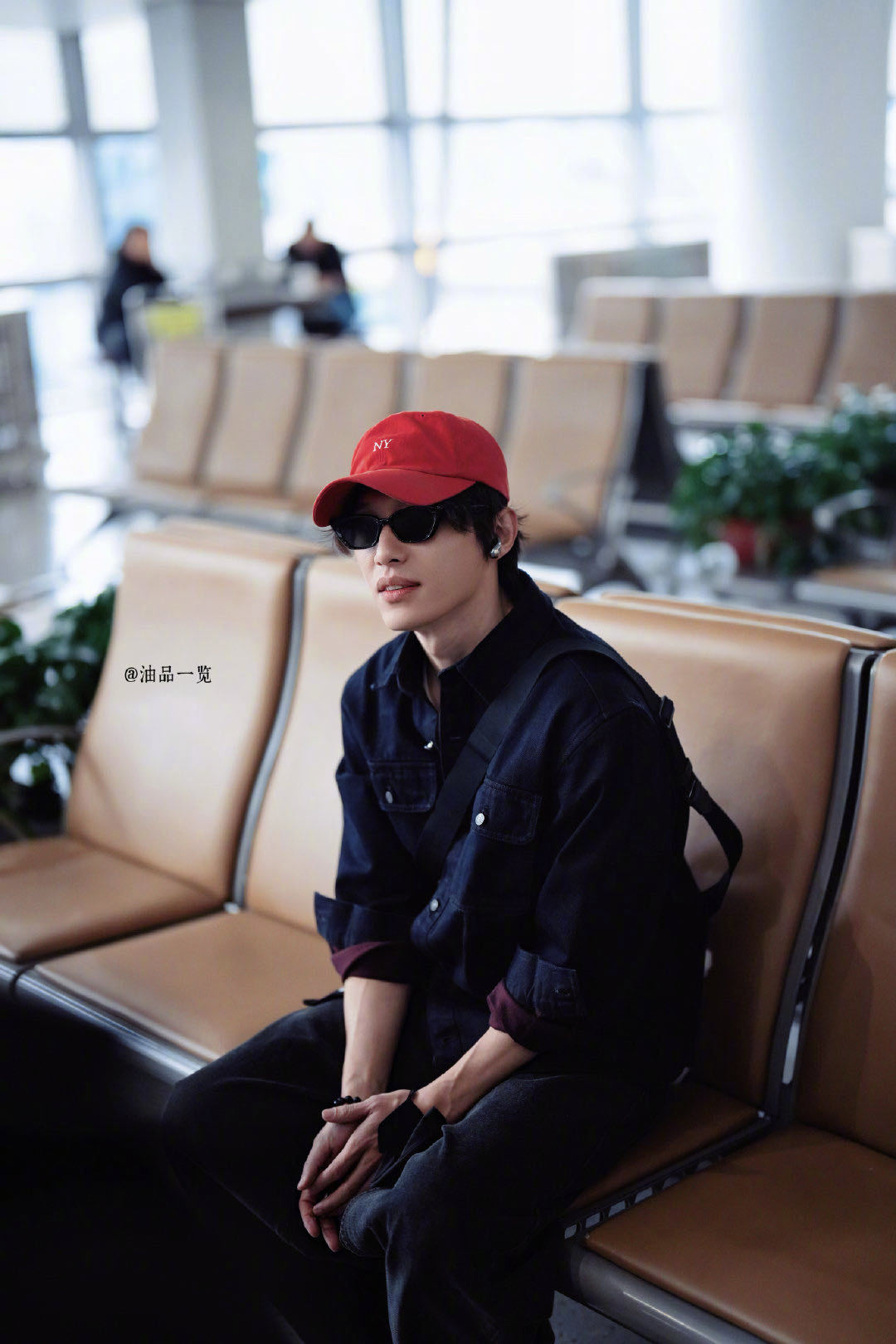代旭私下这么潮 咱们就是说，代旭真的很会穿搭一男的，深色衬衫搭配红色棒球帽，一整