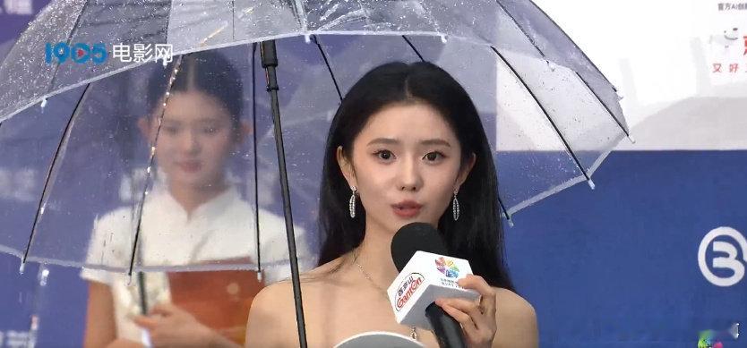 刘浩存黑色抹胸丝绒长裙 刘浩存一身黑色抹胸丝绒长裙亮相北影节红毯！！存子是美的北