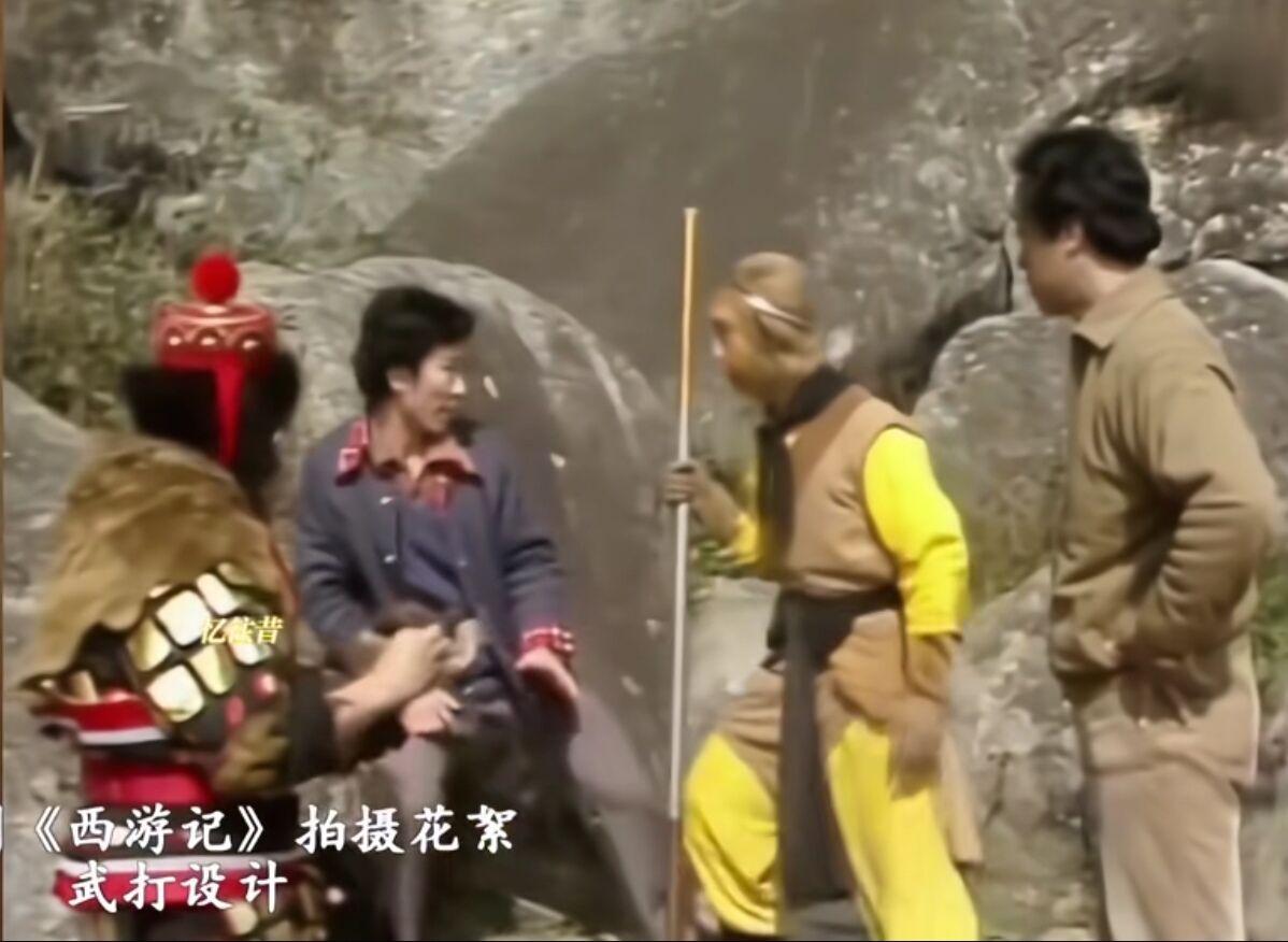 《西游记》幕后花絮，武术指导在给猴哥指导动作，既然他演的那么好，为什么不直接演呢