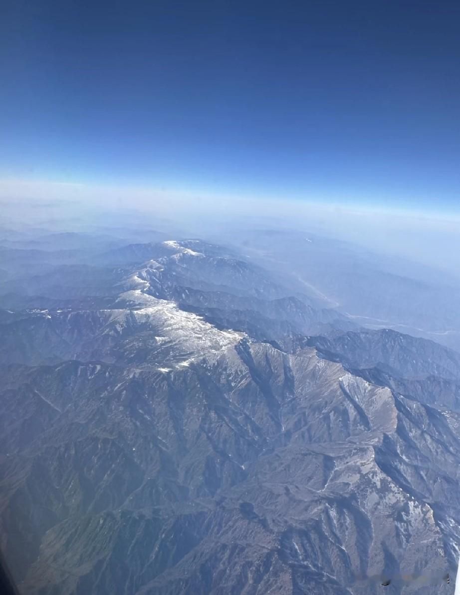 这是鳌太线吗？在空中看如此的雄伟壮观，怪不得吸引了众多驴友去非法穿越挑战。
山下