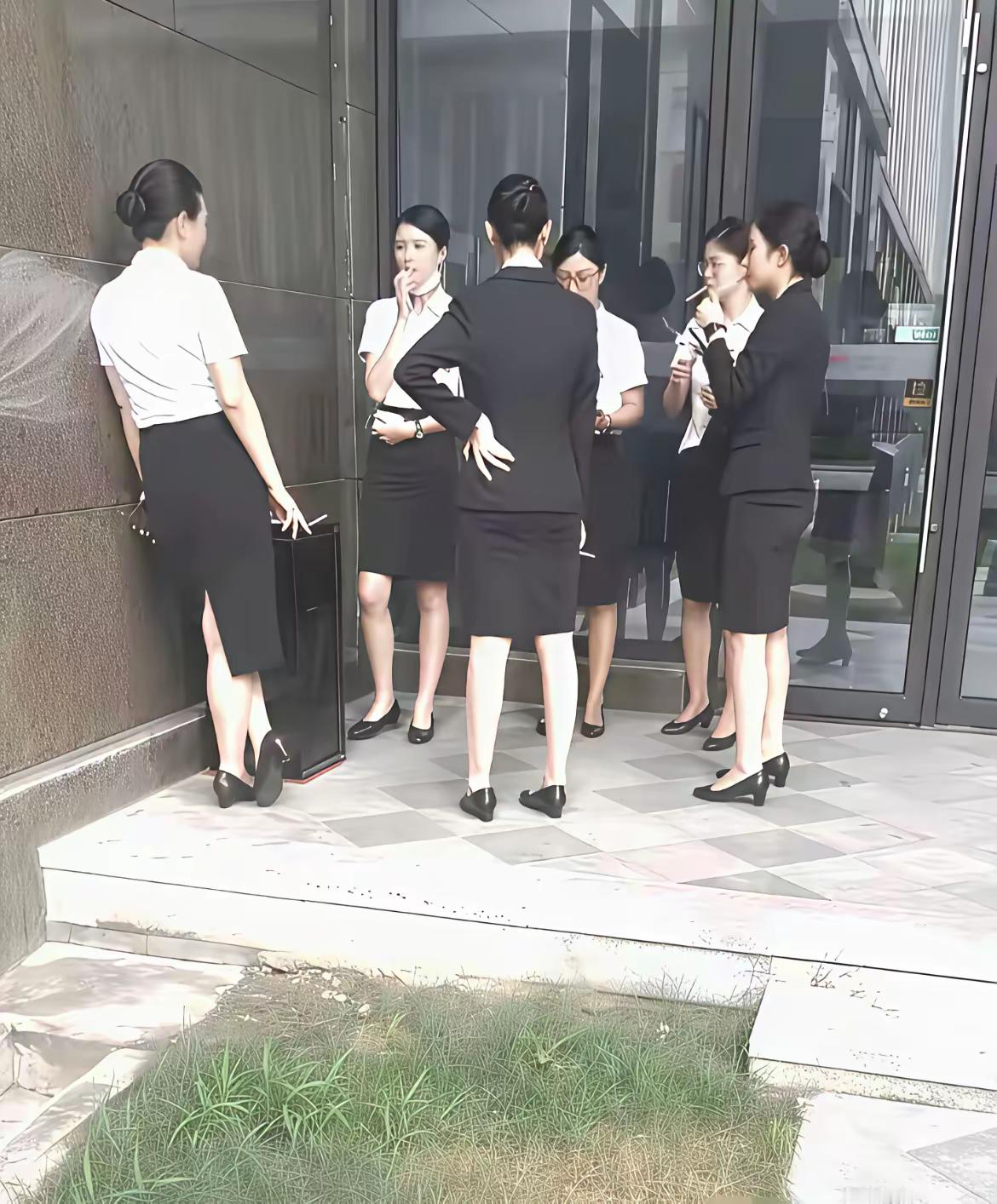 原来商场的女员工这么多吸烟的，是压力大吗? ​​​