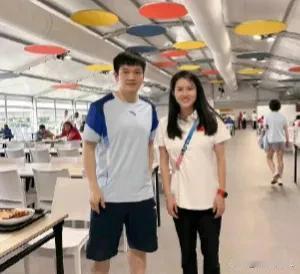 新科状元樊振东和陈若琳的合影太美了，这张照片也引来无数网友的猜测，更加让人感动的