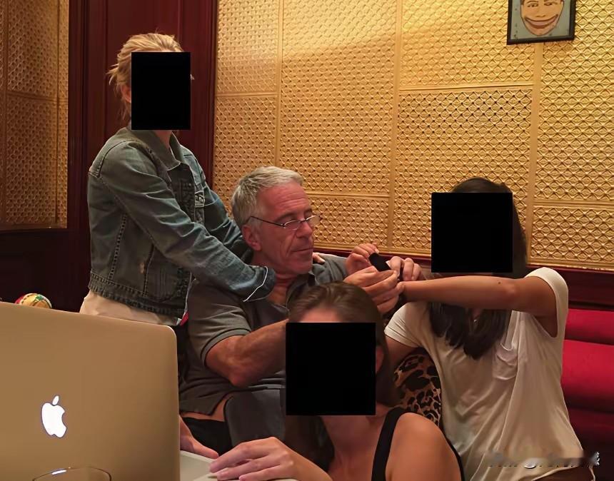 现在我们看到的这些图片，仅是冰山的一角，据说与此有关的材料、照片和视频，数量都是