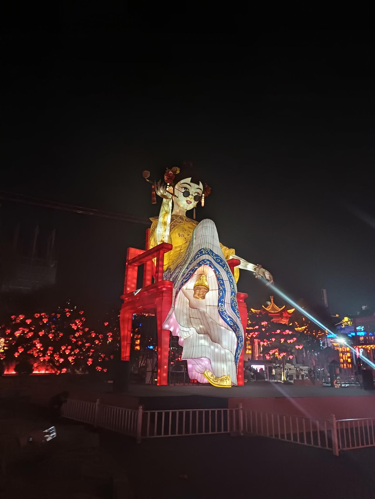 今天6号，国庆长假休息的非常好，中午扫了眼股市，突然发现香港股市竟然开盘，再往回