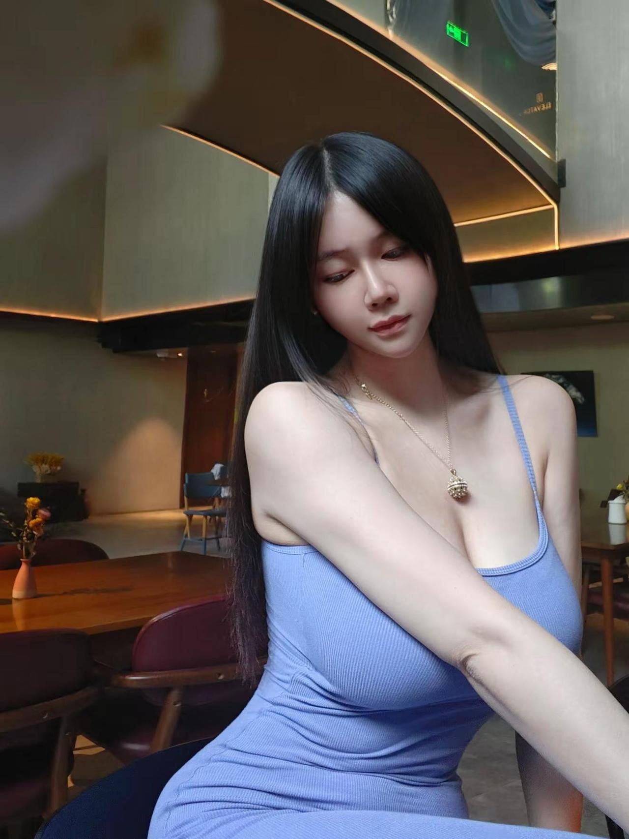 捻杯酒咪着眼 说 专心看人间