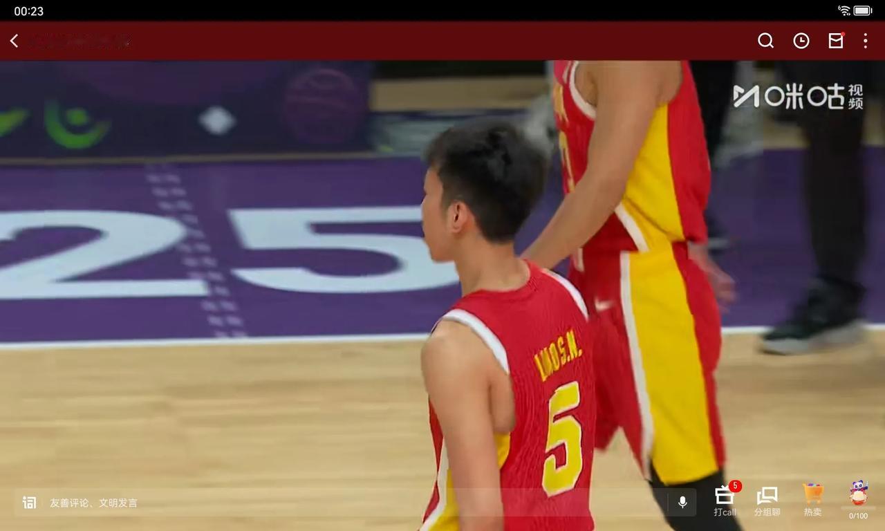中国队上半场后卫线就胡明轩正常，高诗岩程帅澎打酱油，廖三宁突破上篮成灾难

中国
