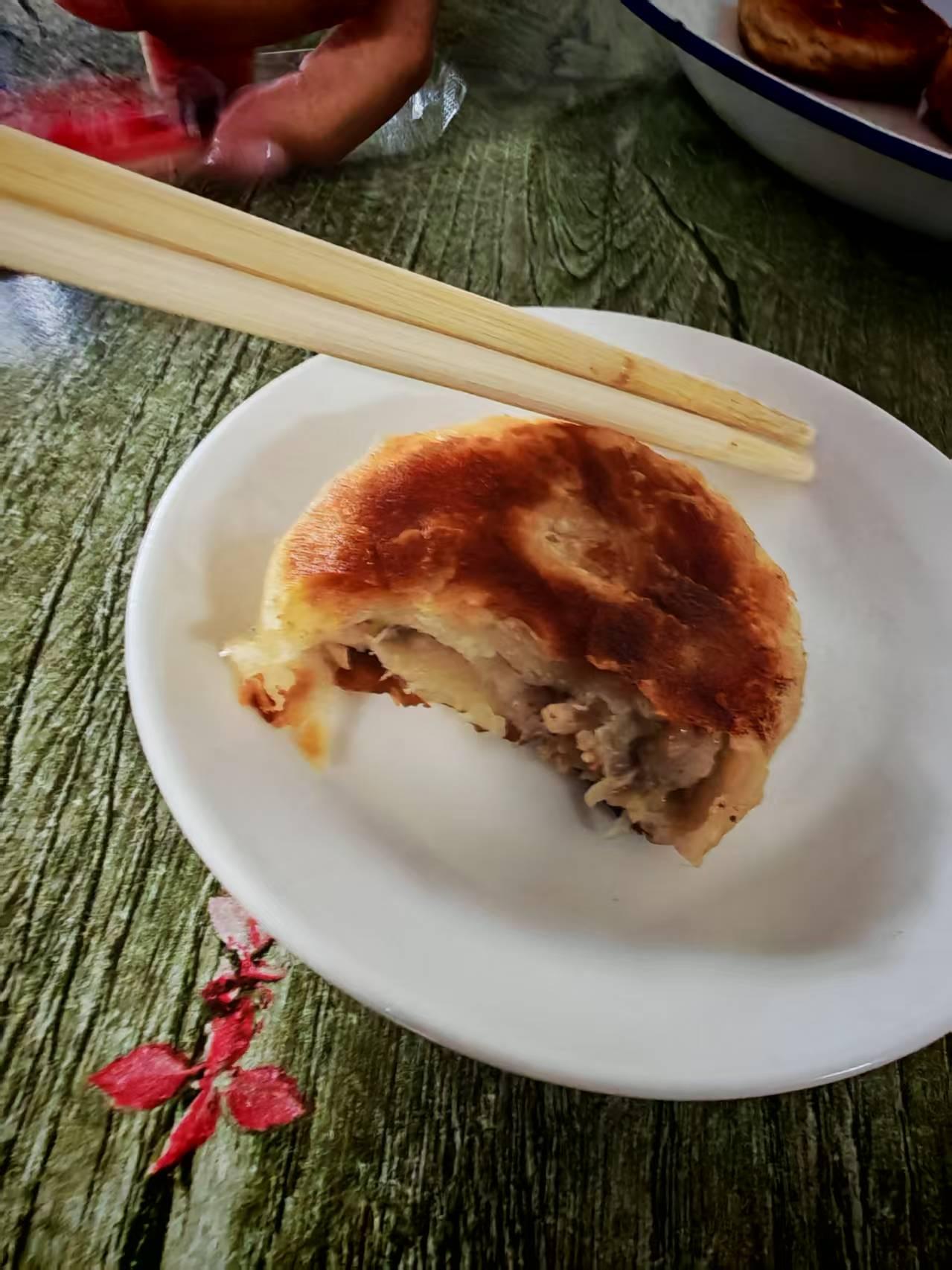 沈阳的美食，是刻在骨子里的烟火气与豪爽劲儿。清晨，一碗热腾腾的抻面配鸡架，是老沈