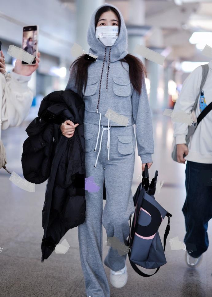 今天张含韵亮相长沙机场，她这回搭配了一身灰色的衣服，看起来年轻又靓丽。

张含韵