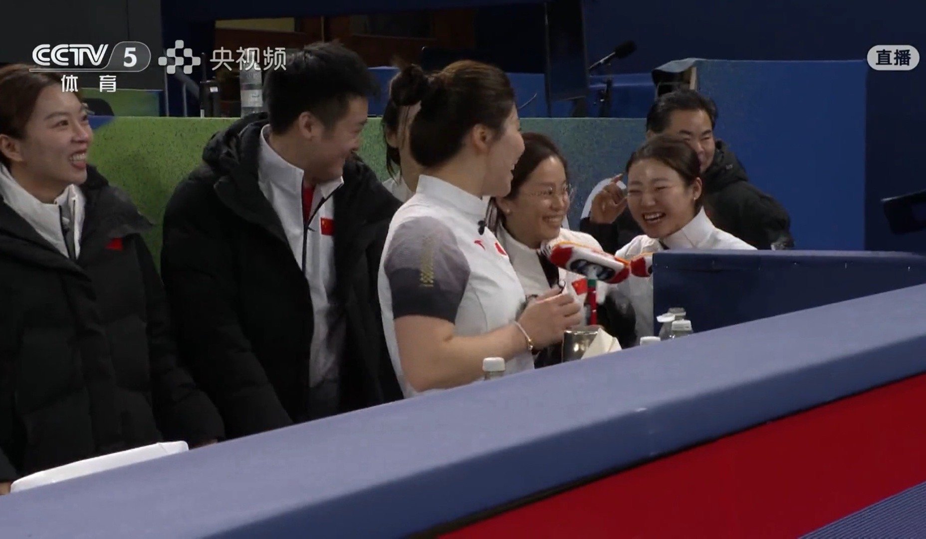吓死人了，还好有惊无险。最后一局偷分成功三轮过后，中国女队小组赛收获两个胜场！?