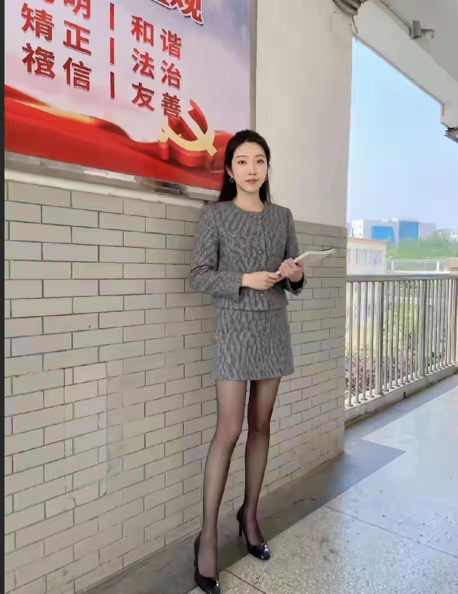 领导介绍的，远远地看了几眼，觉得自己气场不够，想溜，又怕领导生气，左右为难。你是