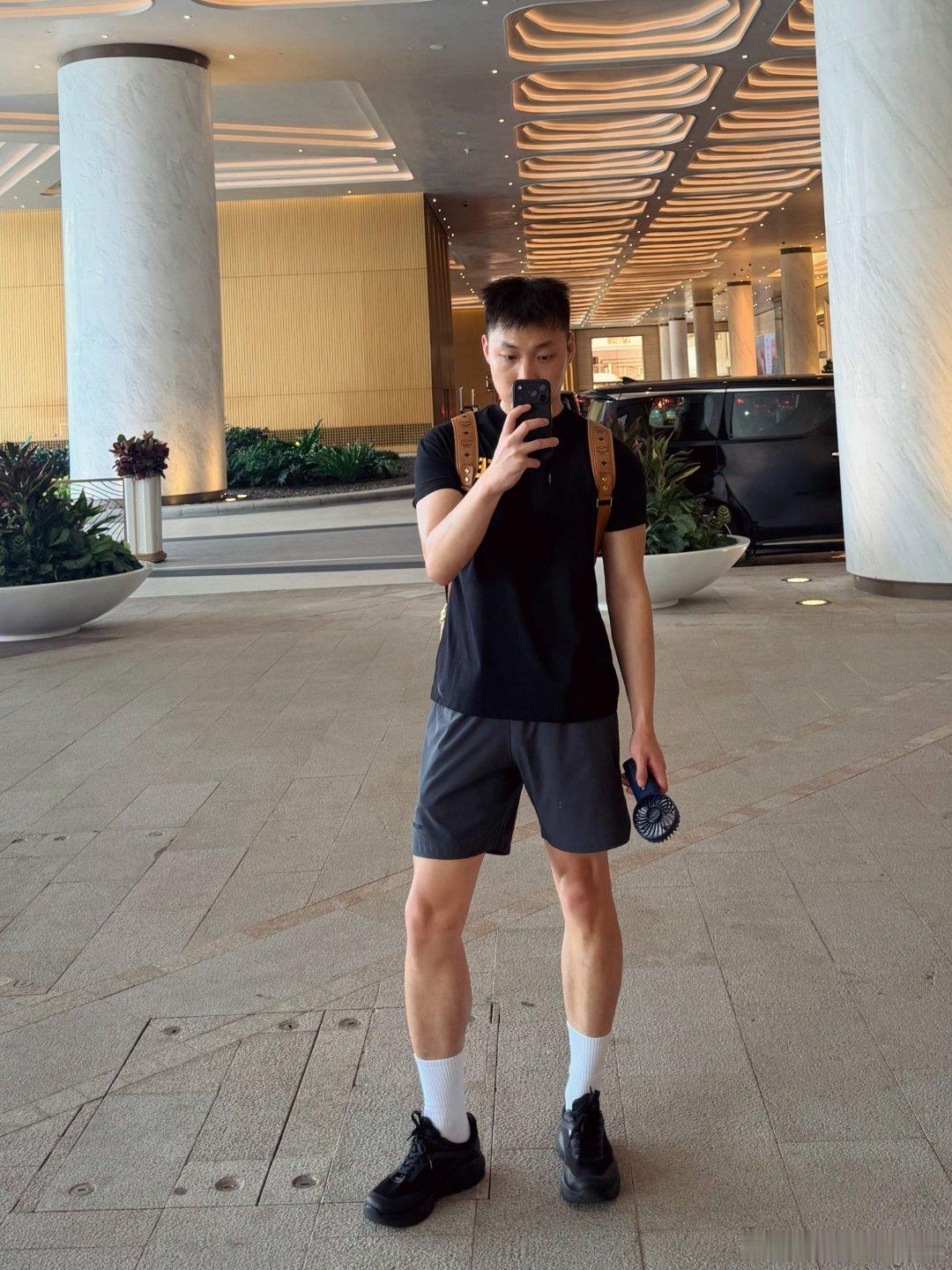 思慕社字母“有些人的出现，就像一束光，不是为了照亮你的前路，而是为了让你看清，原