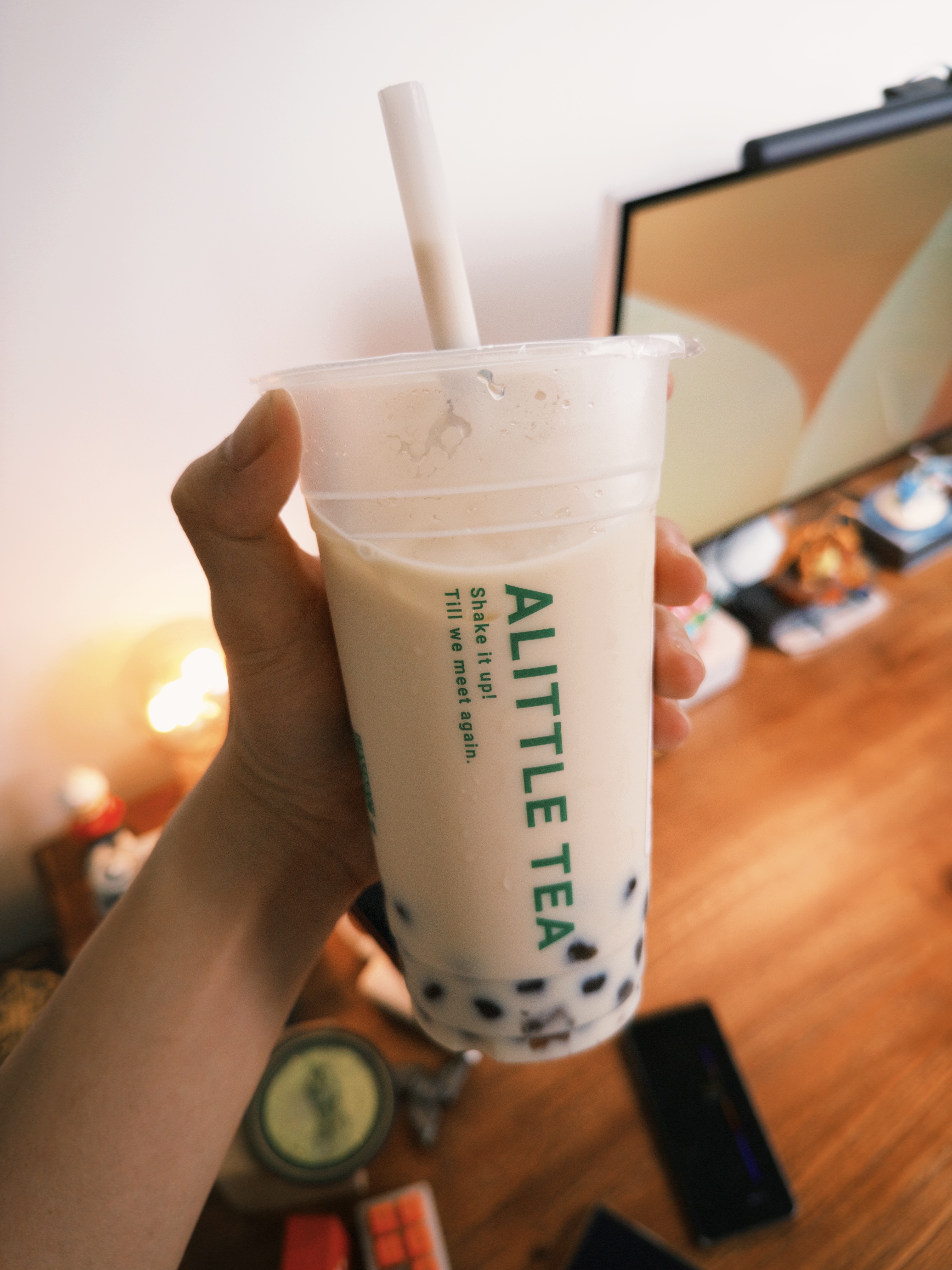 几乎天天喝奶茶，618还囤了一个冰柜的冰淇淋，今天出镜拍视频发现胖了一圈[哆啦A