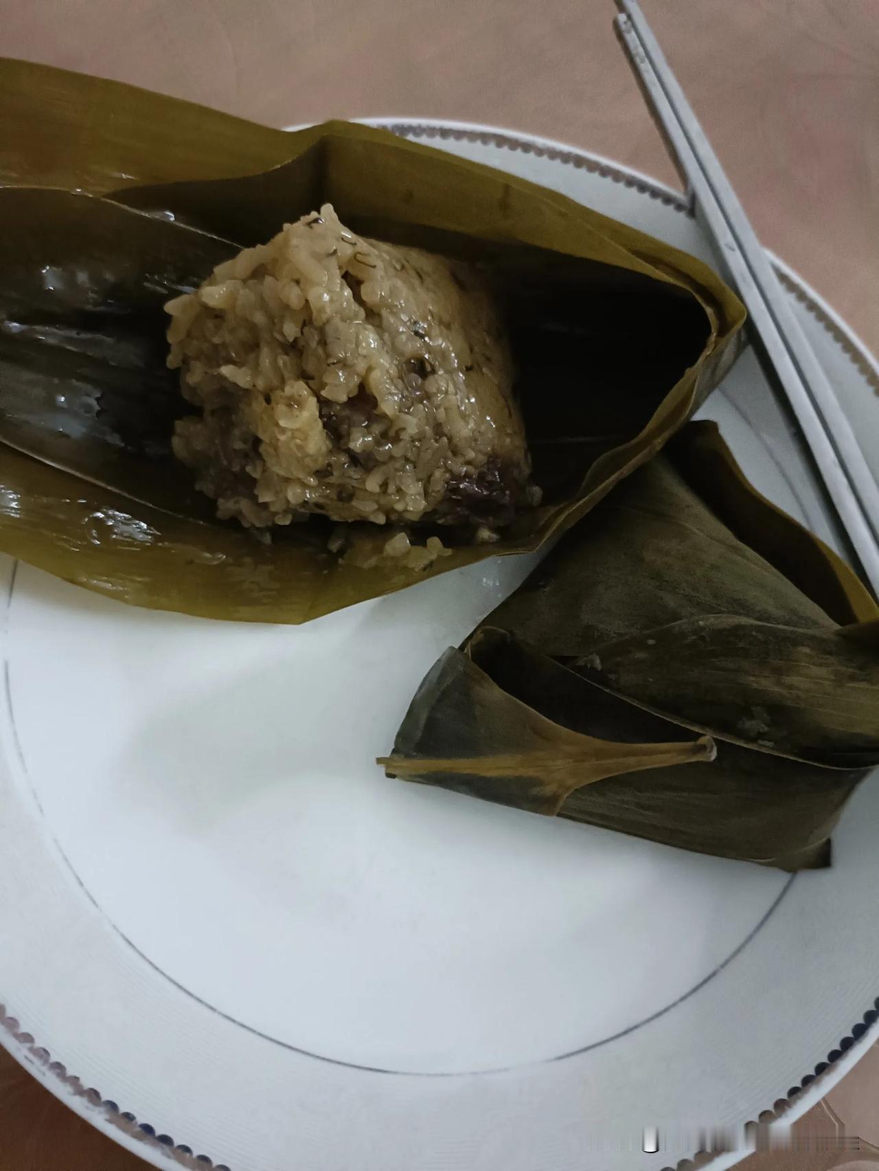 端午节，
得了几个粽子，
三角粽，
北方产品！
竟然是甜的！
真是南北差异啊！
