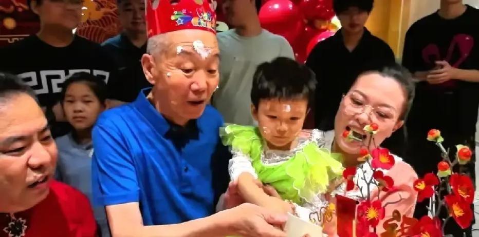 赵津生70岁生日那天，在饭店门口迎客，相声界没有来一个老先生。

他穿了一身新做