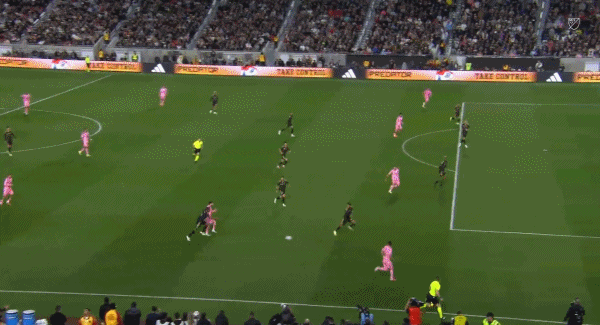 梅西直塞！队友边路传中，中路头球攻门偏出一点点！！！可惜！ 