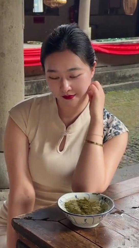 很多人觉得年轻漂亮才是女人最美的样子，可我觉得成熟的女人才是最美的。