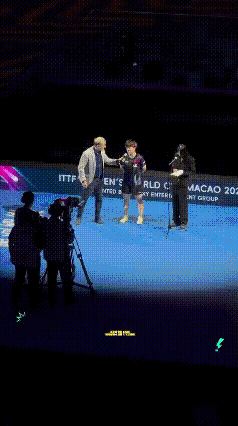 王艺迪这个举动：可真是太可爱了

在昨天的比赛后，发生了有趣的一幕，王艺迪为了感