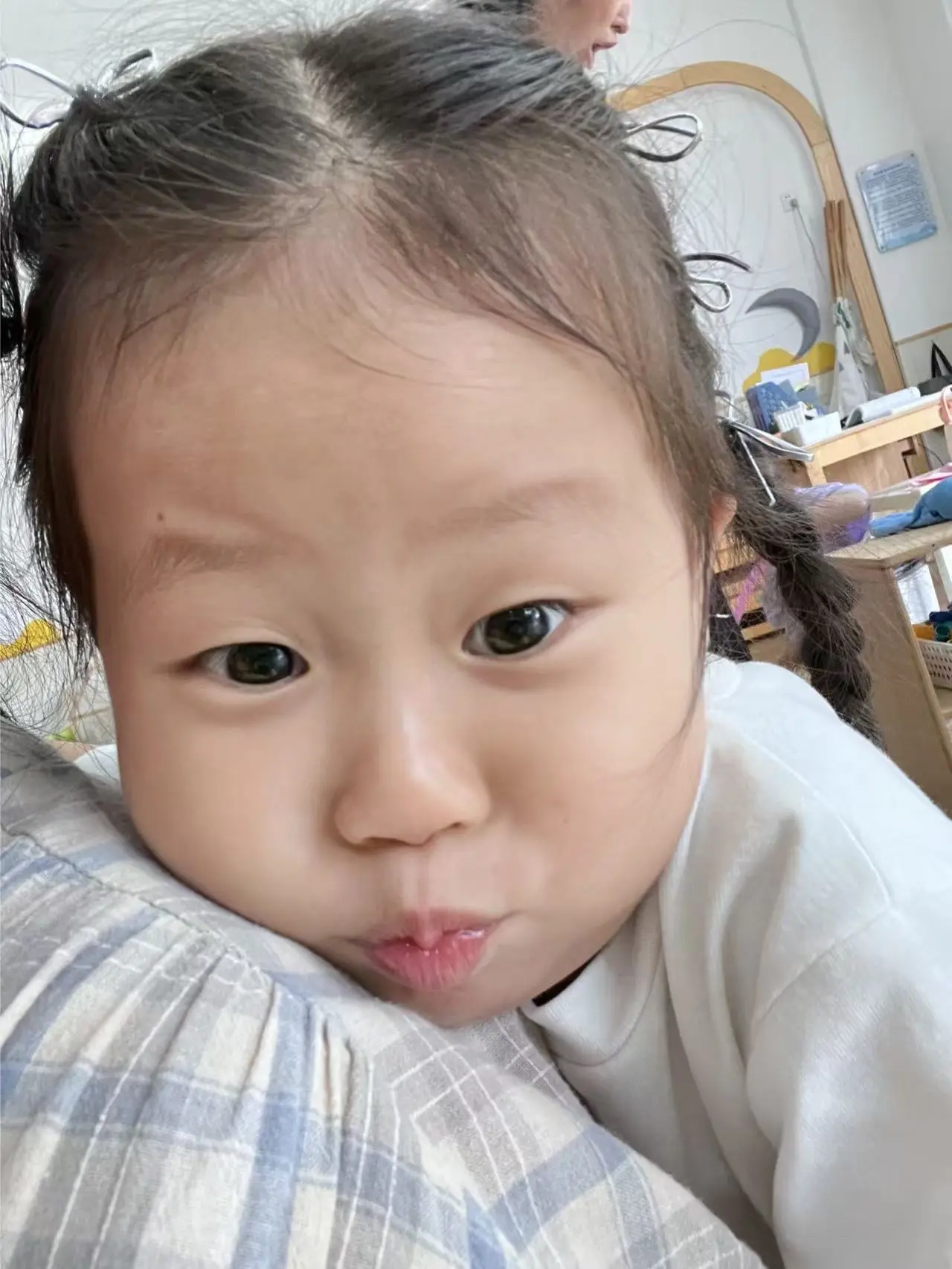 每次老师一发照片，我总会第一时间找自己的孩子，哪怕只是一个背影我也能从...